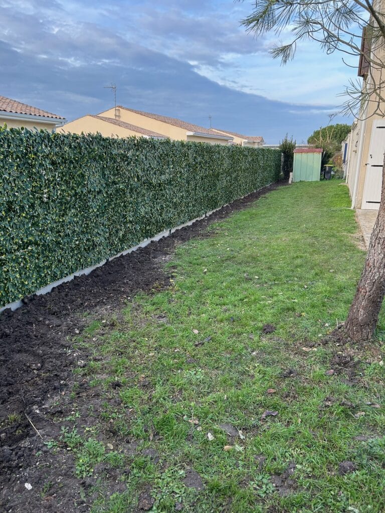 cloture avec laurier artificiel