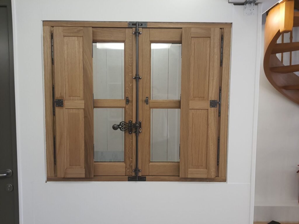 Menuiserie fenêtre bois bâtiment de France