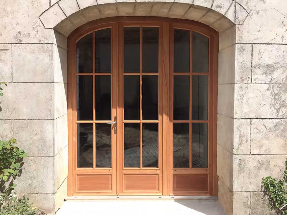 Menuiserie Royan : porte-fenêtre bois sur mesure - réalisation 2RM17