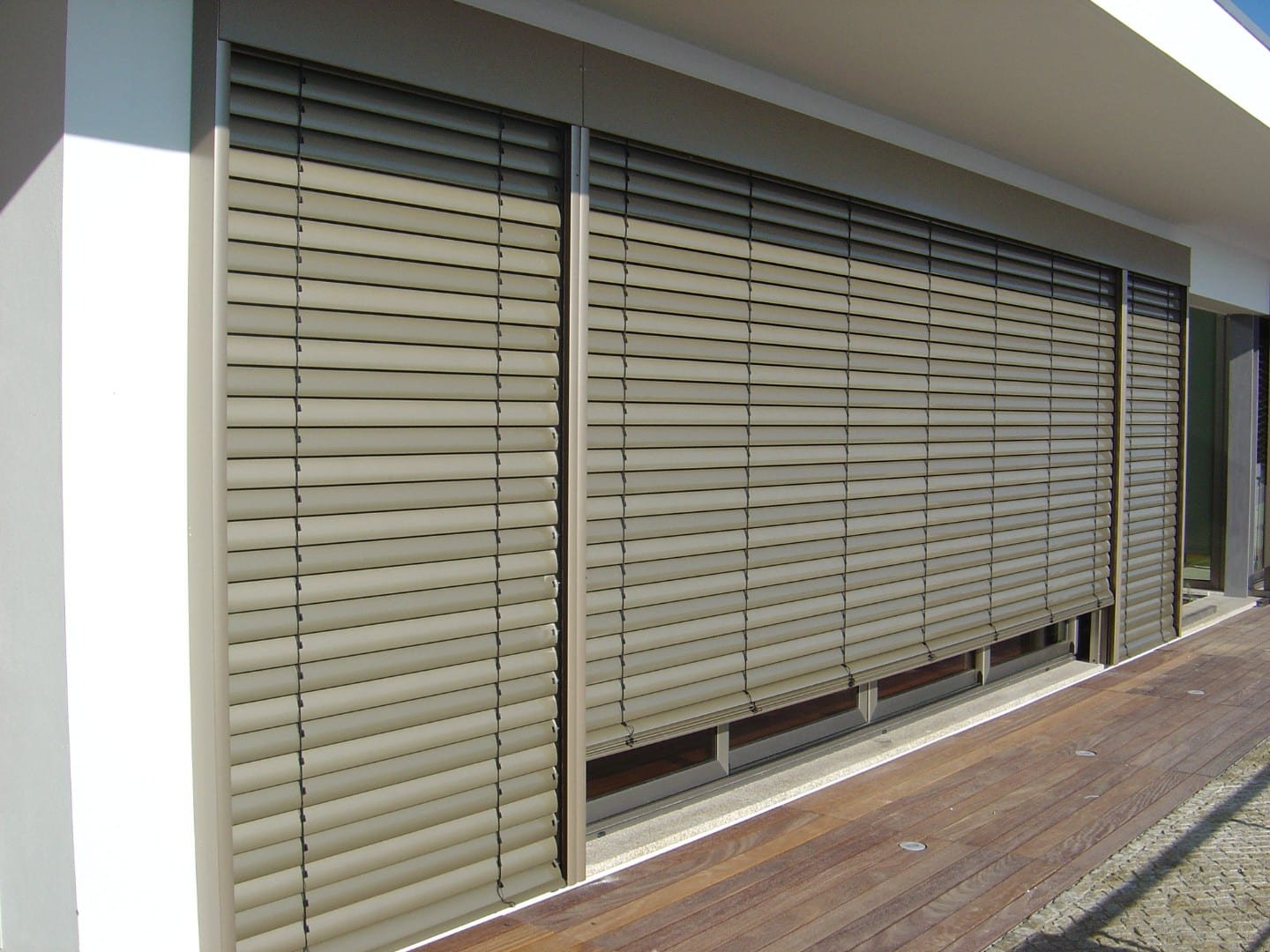 Brise-soleil orientable en aluminium sur une façade contemporaine à Royan
