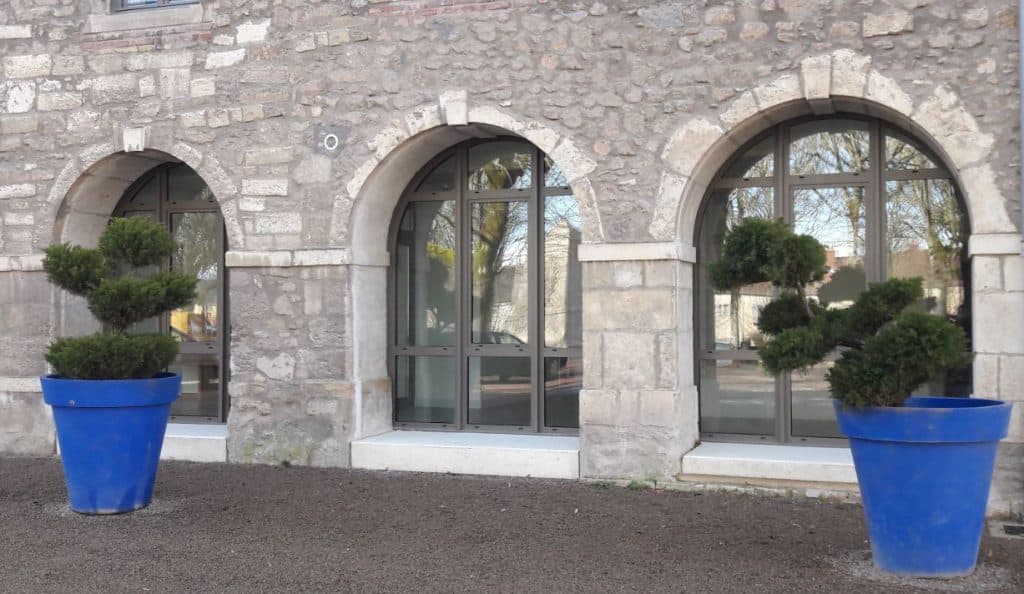 Menuiseries aluminium sur mesure avec fenêtres cintrées